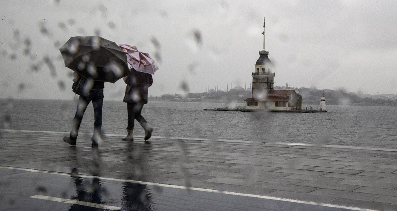 İstanbul'un üzerine bir anda çökecek! Sağanağın başlayacağı saat belli oldu