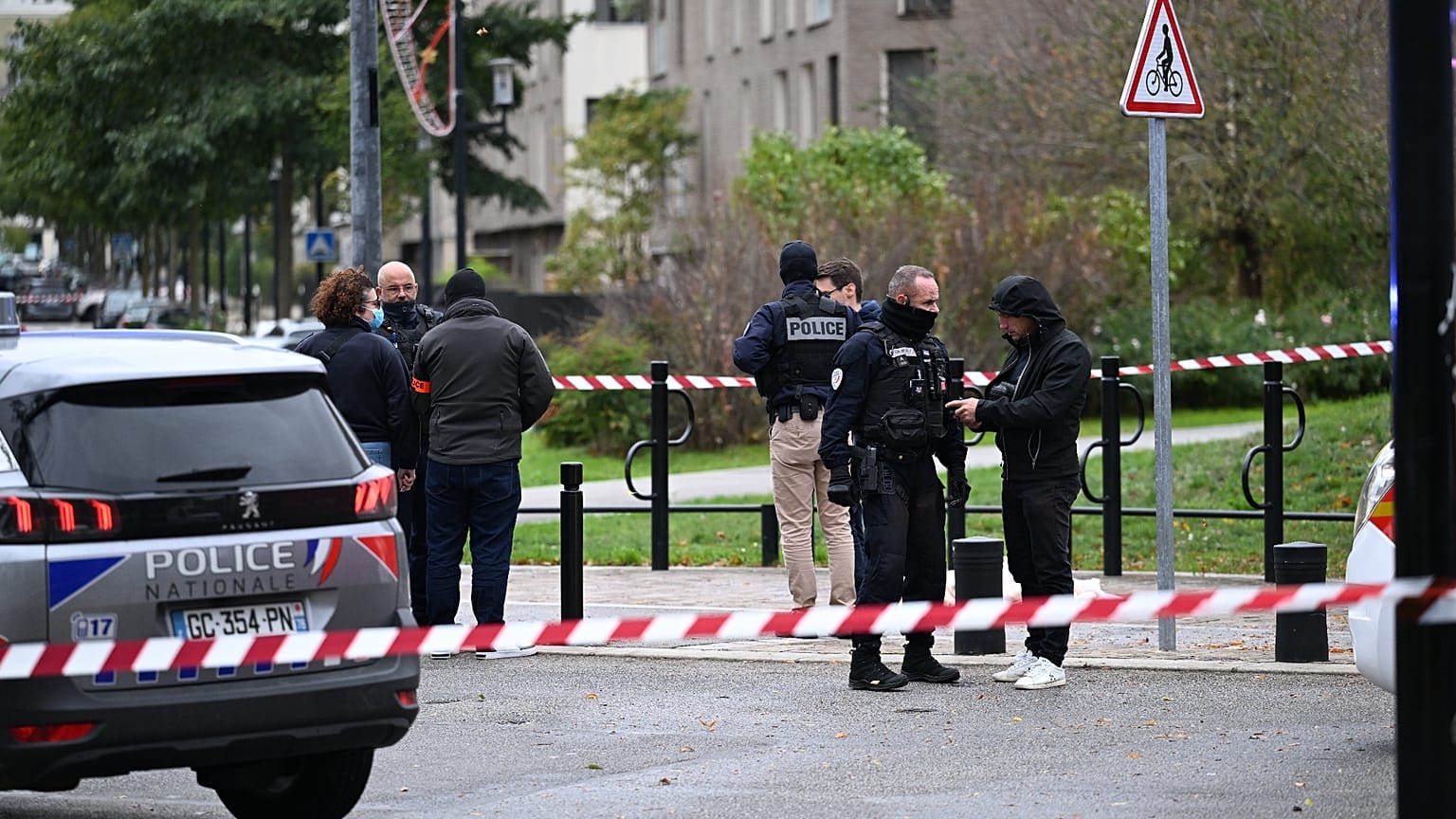 Fransa'daki kanlı saldırıda üç yeni gözaltı: Saldırganın annesi yakalandı