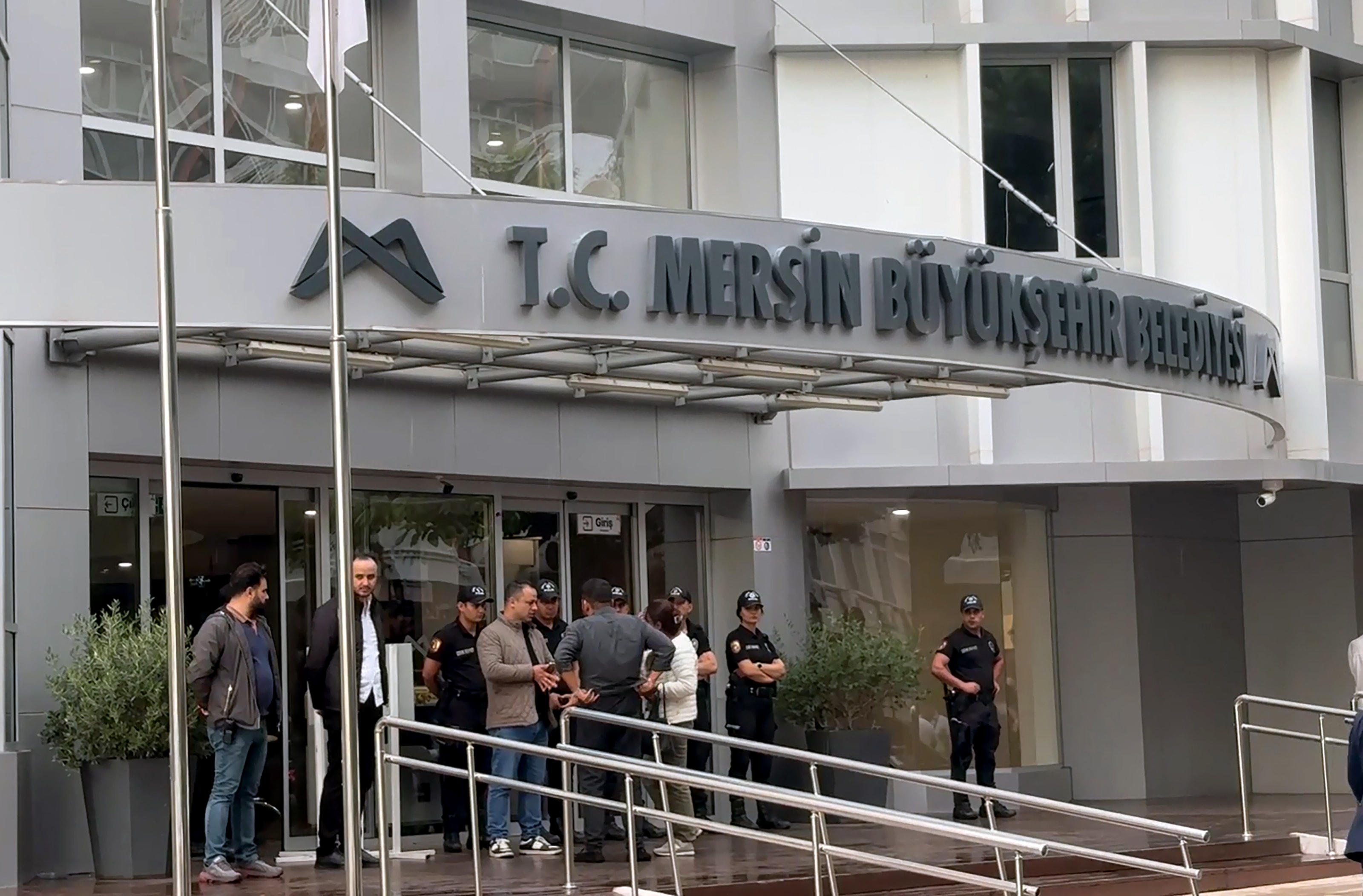 Mersin'de 2'si belediye başkanı 16 kişi tutuklandı