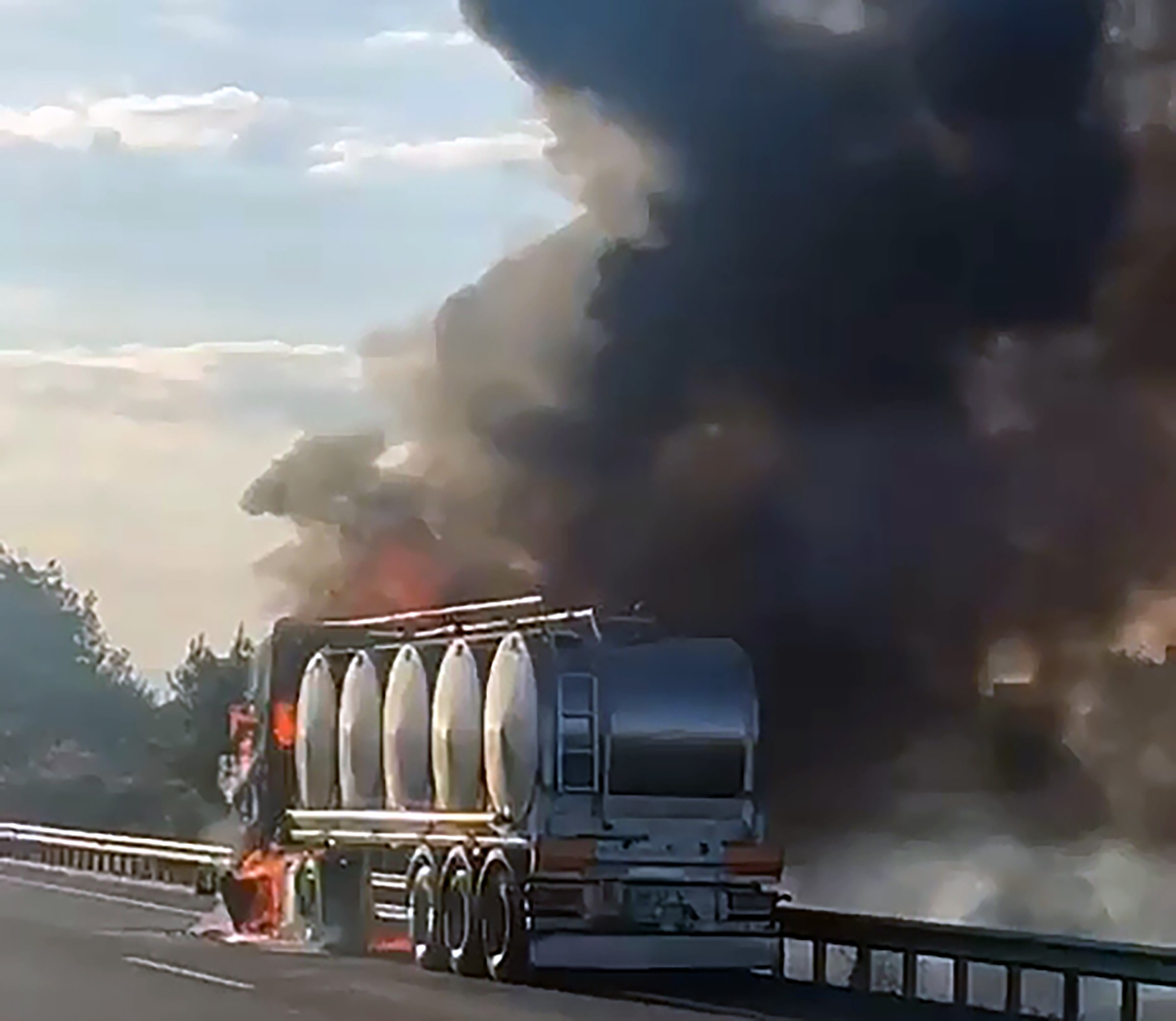 Otoyolda alev alan TIR, kullanılamaz hale geldi