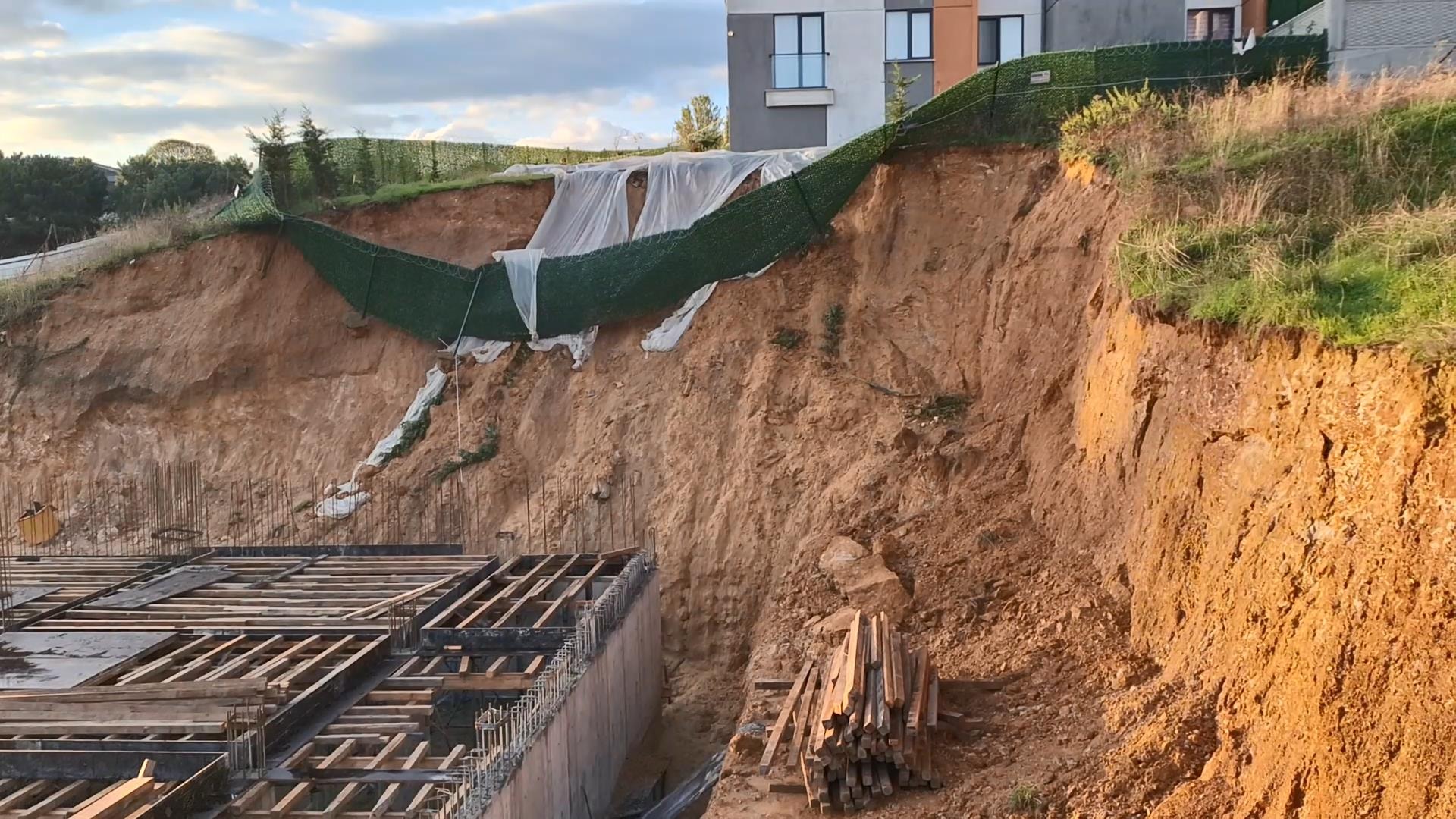 İstanbul'daki toprak kayması sitenin bahçesini etkiledi: 9 katlı bina boşaltıldı