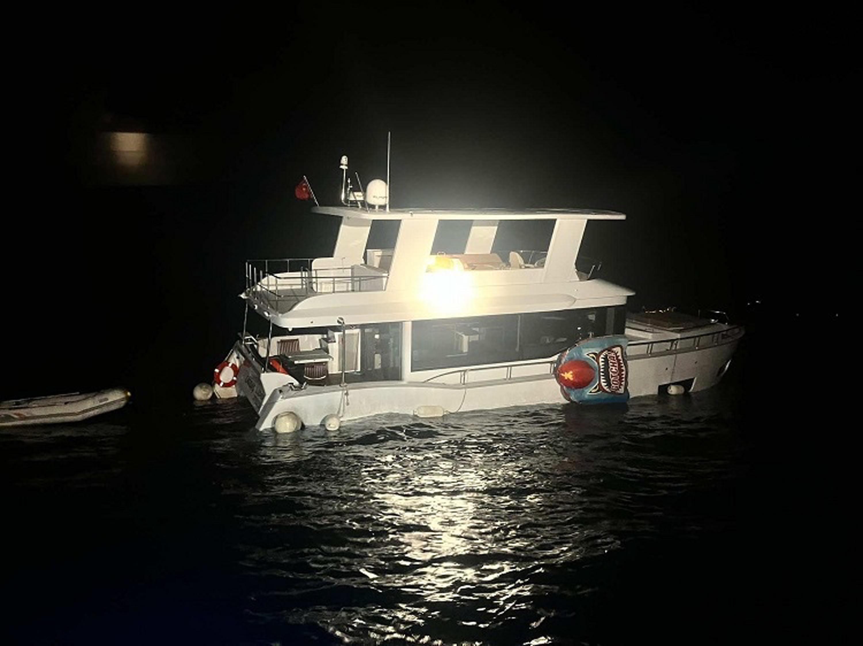 Su alan teknedeki 2 kişiyi Sahil Güvenlik kurtardı