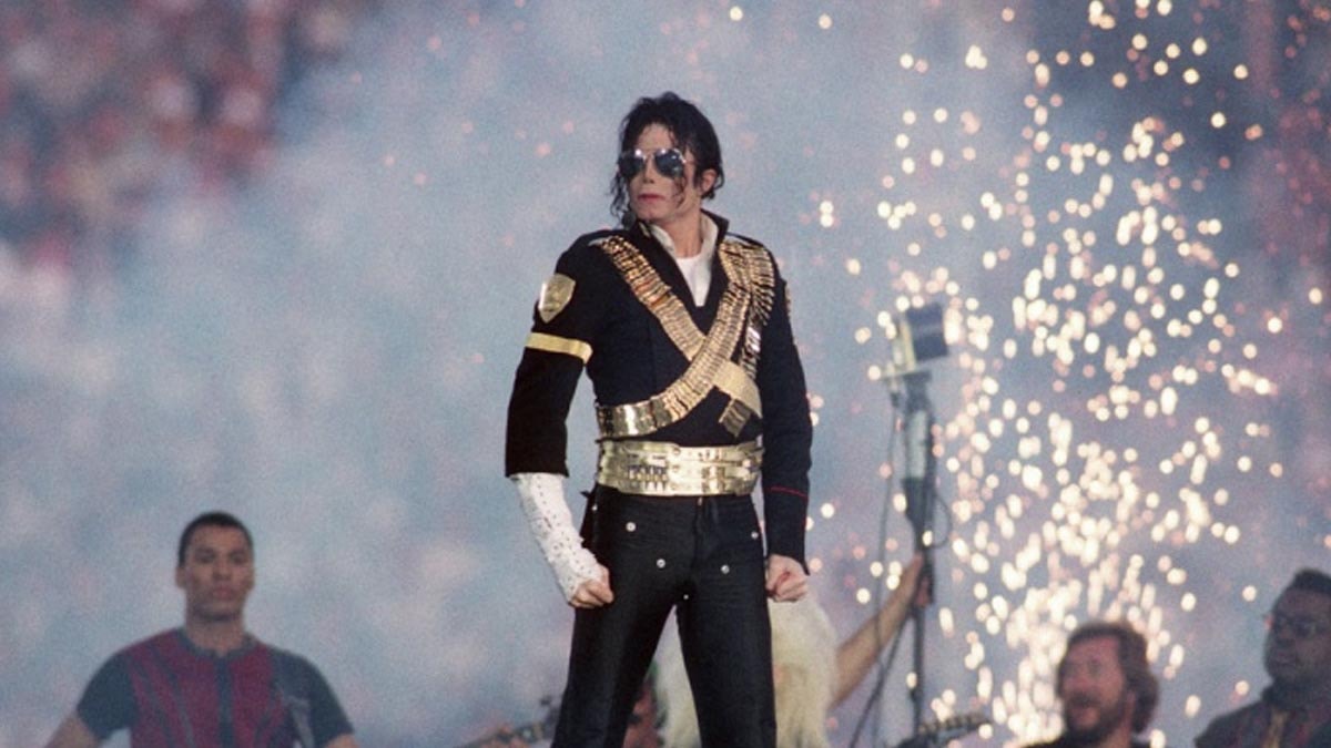 17 yıl önce ölen Michael Jackson yaşayan yıldızlara fark attı