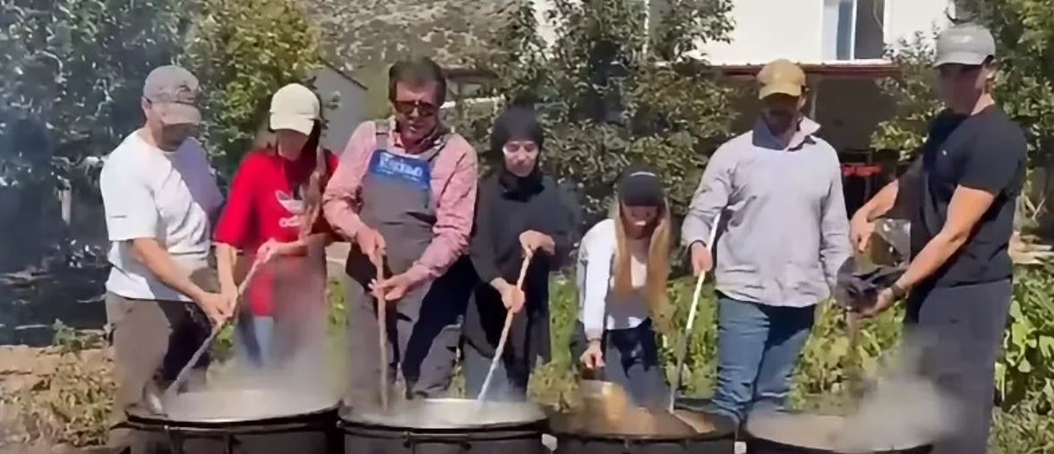 Paraları fonda kaptıran Nihat Zeybekçi pekmez kaynattı