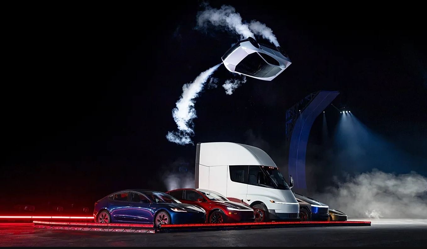 Araba uçtu Tesla düştü: Kayıp çok büyük