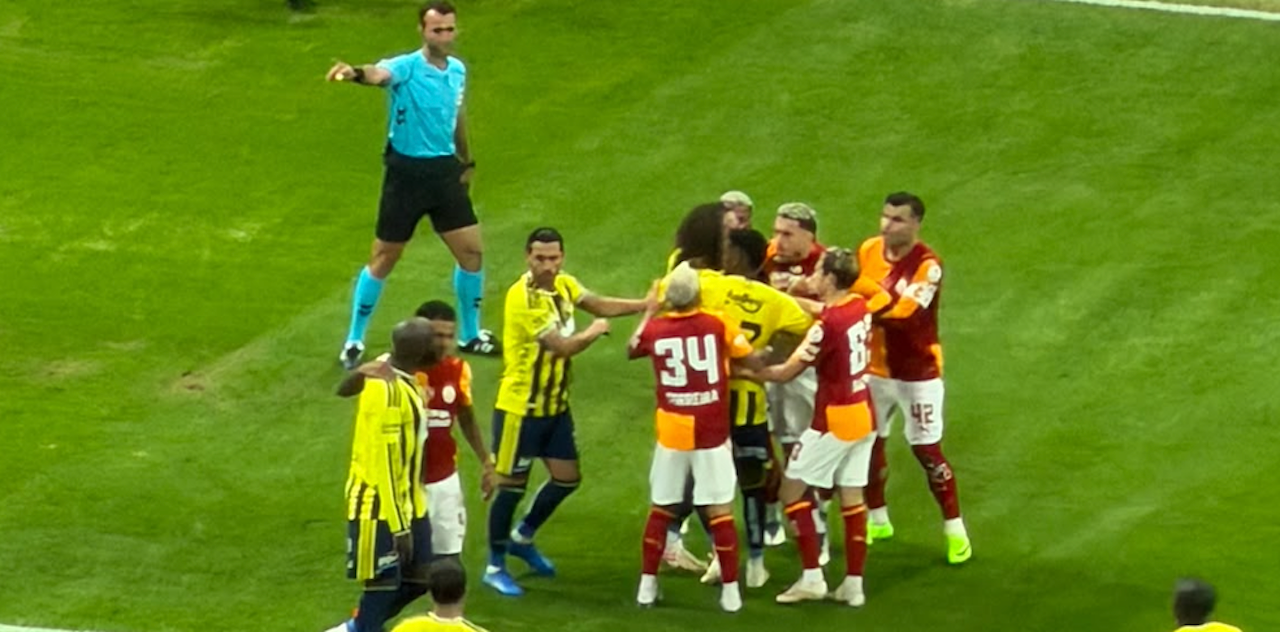 Derbinin 16. saniyesinde ortalık karıştı! Lukaku ve Abdülkerim birbirine girdi