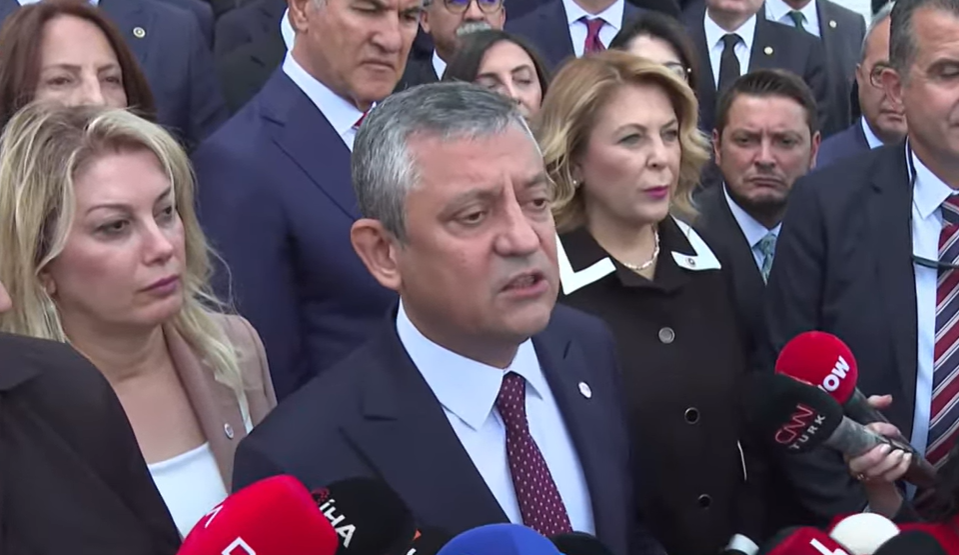 Özgür Özel CHP'nin 'operasyon' tutumuna ateş püskürdü: 'İkiyüzlülüğün dik alası'
