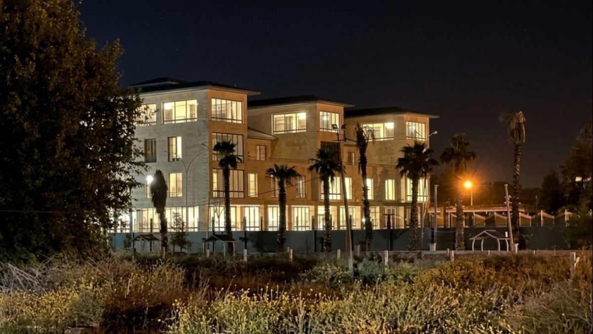 63 odalı saray yaptı