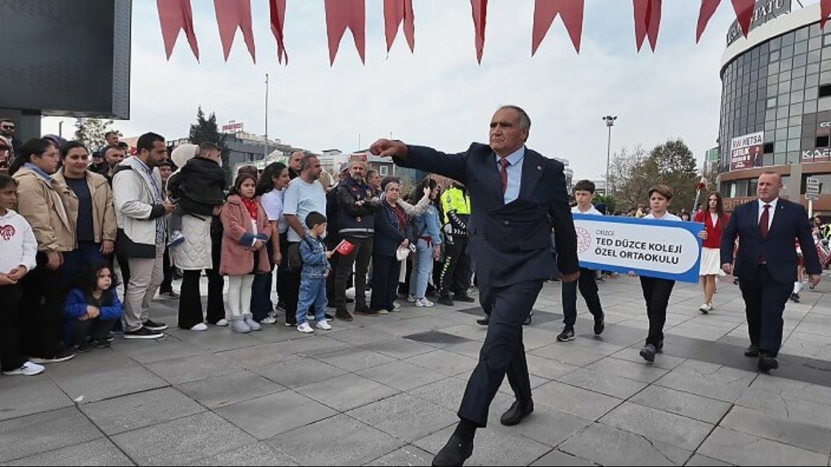 Beden eğitimi öğretmeninin 29 Ekim yürüyüşü sosyal medyada gündem oldu