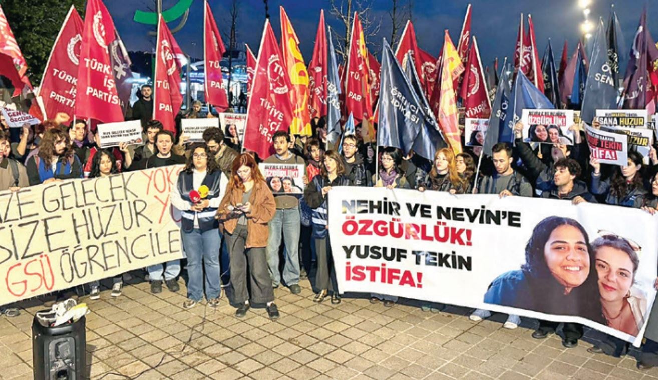 Her üniversiteye aynı pankart asılıyor
