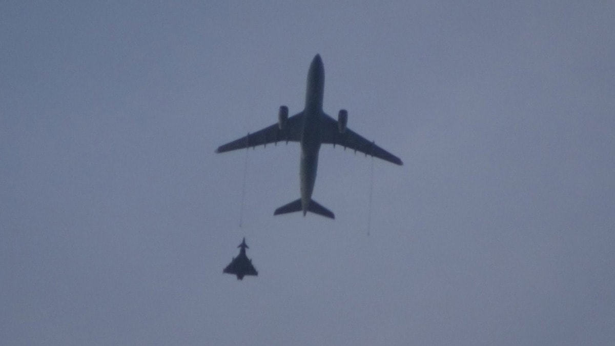 Avrupa'da havalimanı kapatıldı, kalkan son uçağa Eurofighter'lar eşlik etti