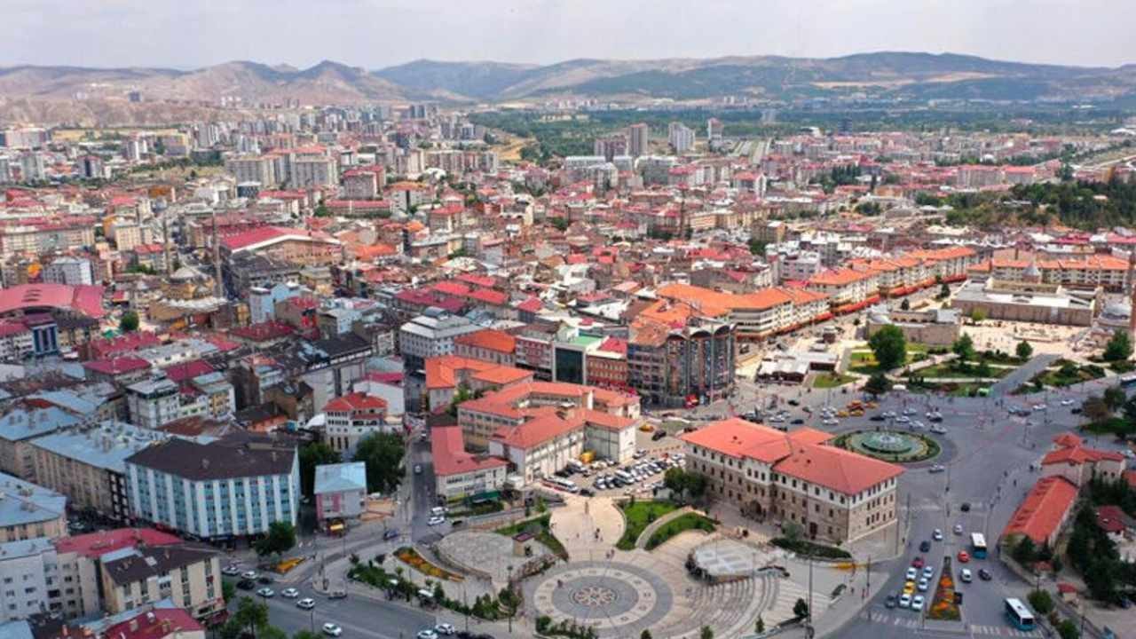 32 yıldır dünyayı yürüyerek gezdi: Sivas'a gelince şaşkına döndü 'Böyle bir şey görmedim'