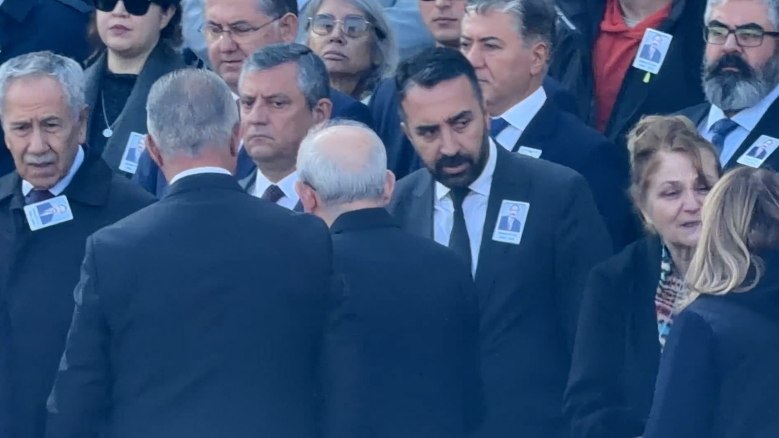 Özel ve Kılıçdaroğlu'ndan zoraki tokalaşma