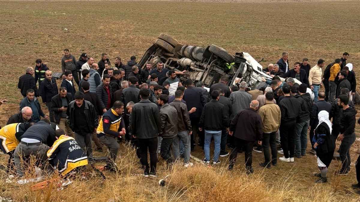 3 aracın karıştığı kazada ortalık savaş alanına döndü! Çok sayıda yaralı var