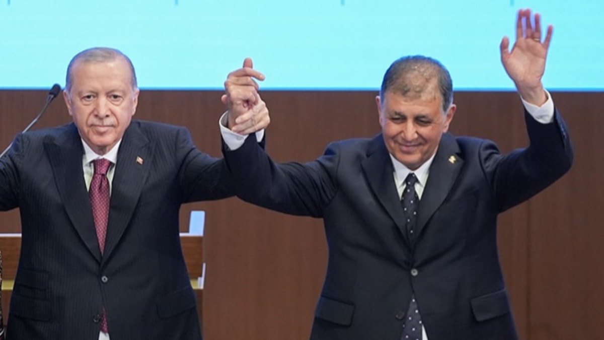 Cemil Tugay AKP’ye geçti, Erdoğan’ı övdü