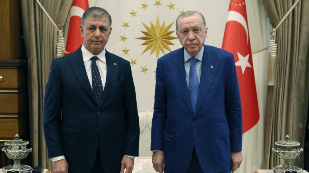'AKP'ye geçersem eşim beni boşar' diyen Cemil Tugay, çarşamba AKP rozeti takacak