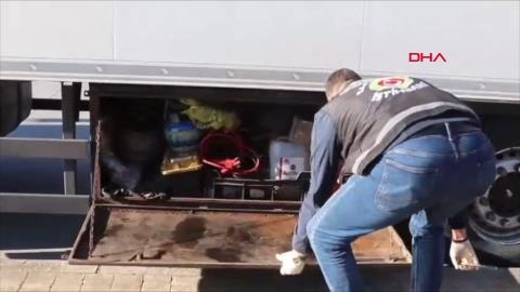 Yemek ve malzeme dolabında binlerce sikke bulundu