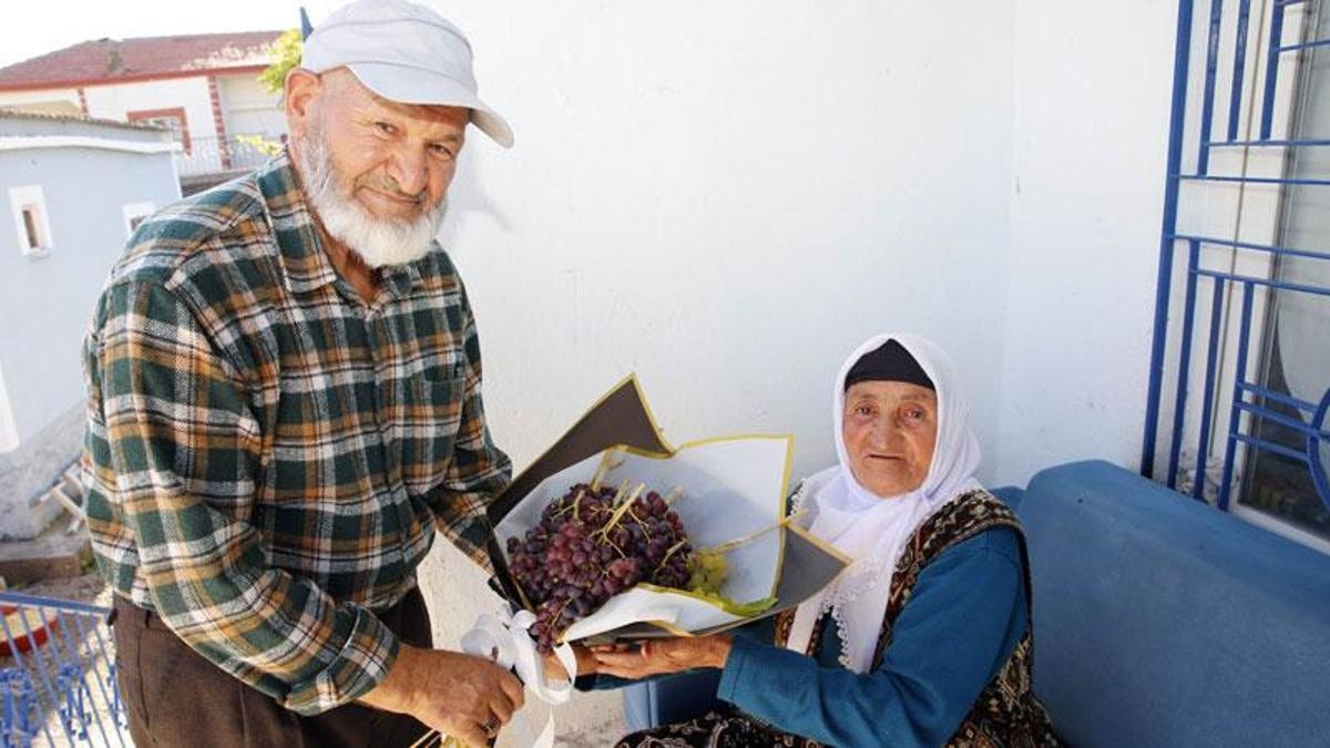 58 yıldır eşine aynı hediyeyi veriyor: Ne çiçek ne de çikolata...