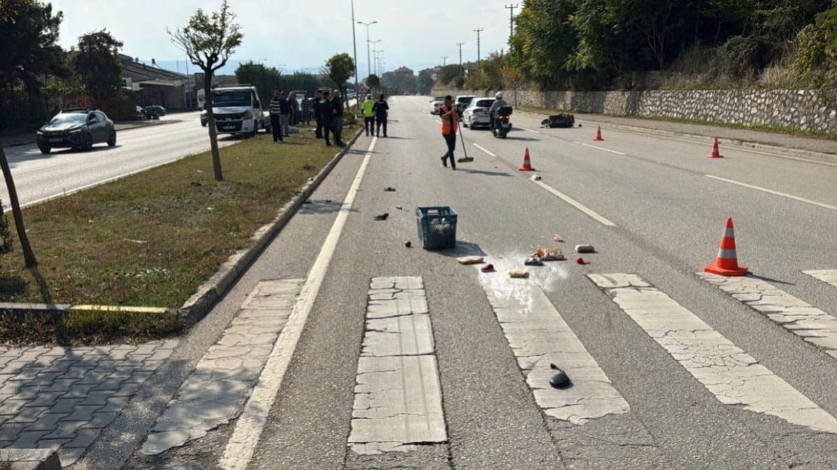 Yaya geçidinde otomobilin çarptığı elektrikli bisiklet sürücüsü hayatını kaybetti