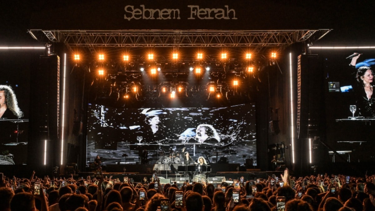 Şebnem Ferah'a 15 bin kişi akın etti: Konserde pankartlar konuştu