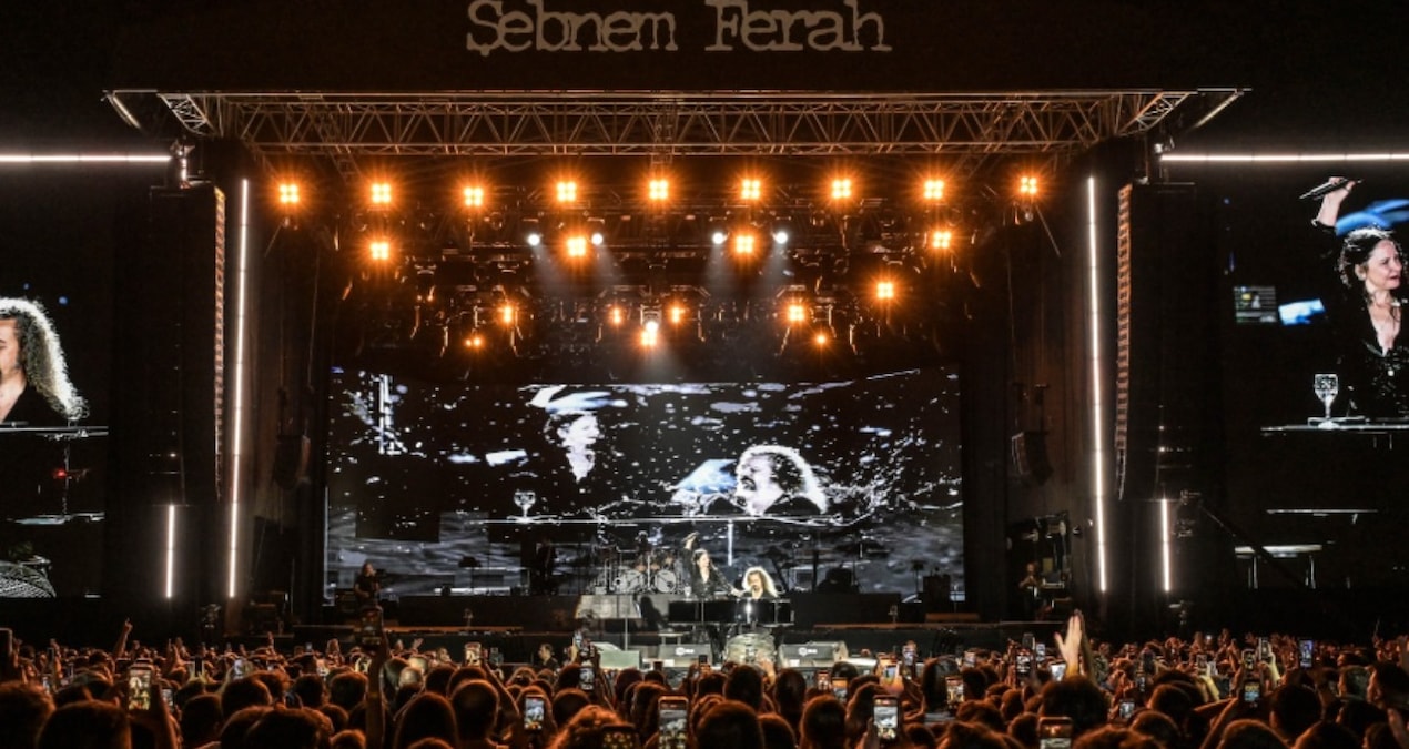 Şebnem Ferah'a 15 bin kişi akın etti: Konserde pankartlar konuştu