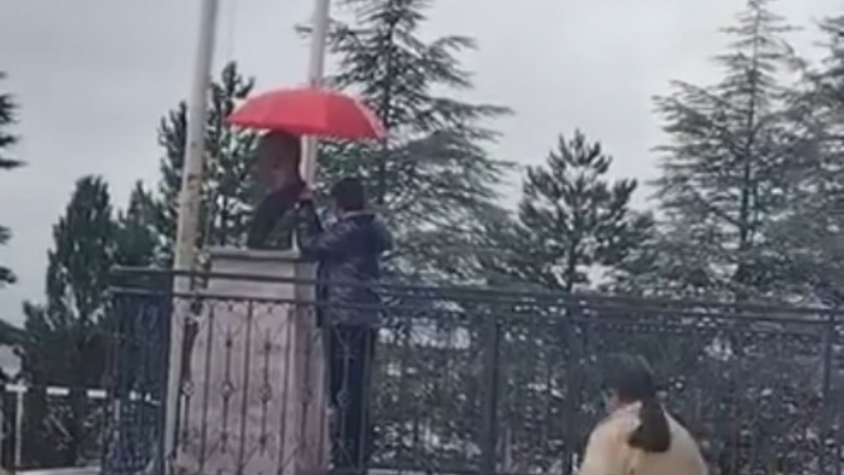 Yağmurda gördü, dayanamadı! Alperen'in Atatürk için yaptığı hareket gündem oldu