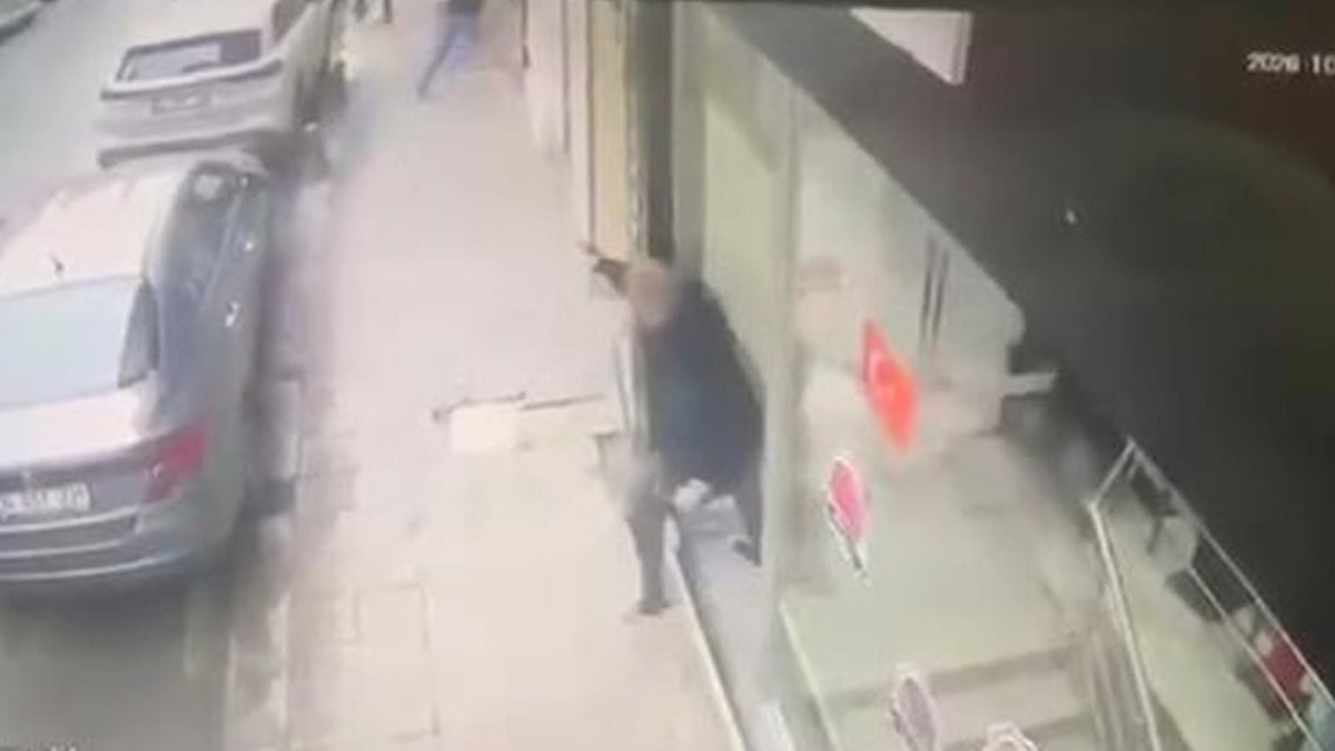 Zeytinburnu'nda esnaf, kendisine ateş açan şüpheliyi kovalayıp vurdu