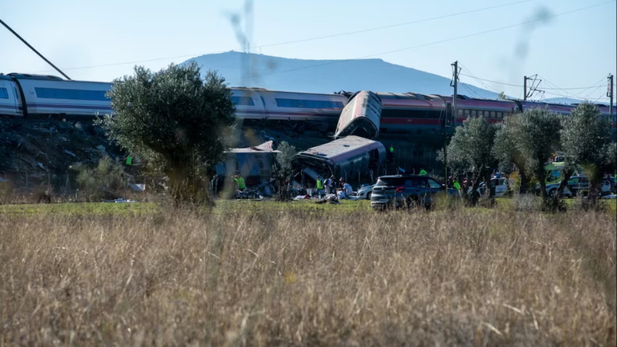 İspanya'da iki hızlı tren çarpıştı: En az 39 kişi öldü