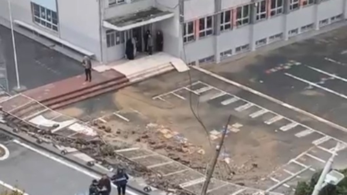 İstanbul'da facianın eşiğinden dönüldü: İlkokulun istinat duvarı çöktü