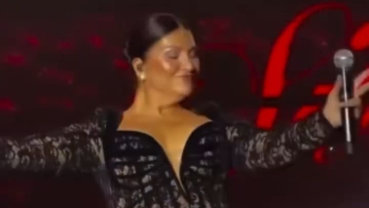 Evlilikten vazgeçtiği iddia edilmişti: Sibel Can'ın sahne şovu gündem oldu