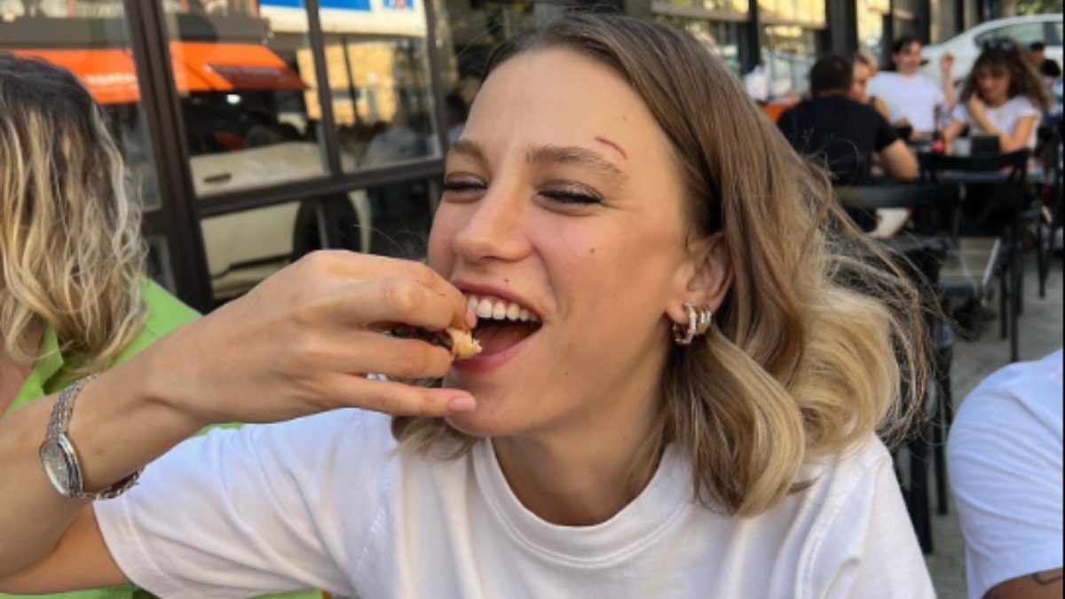 Serenay Sarıkaya restoranda aldığı notla şaşkına döndü