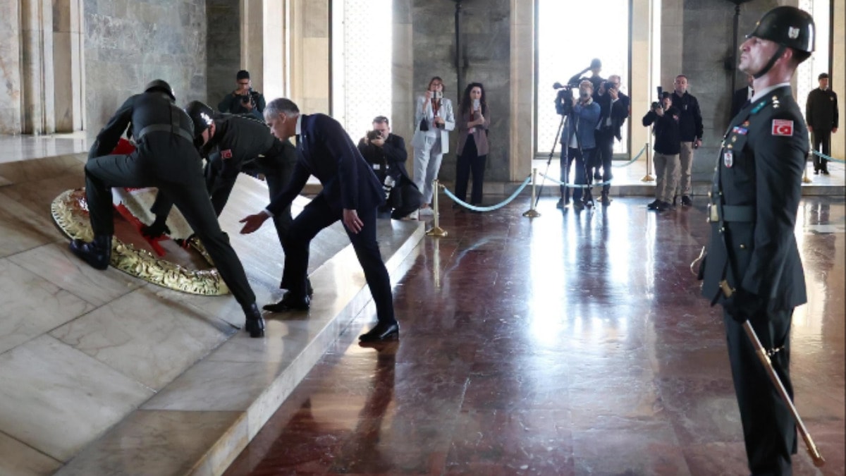 Kanada Başbakanı Türkiye'ye geldiği gibi Anıtkabir'i ziyaret etti