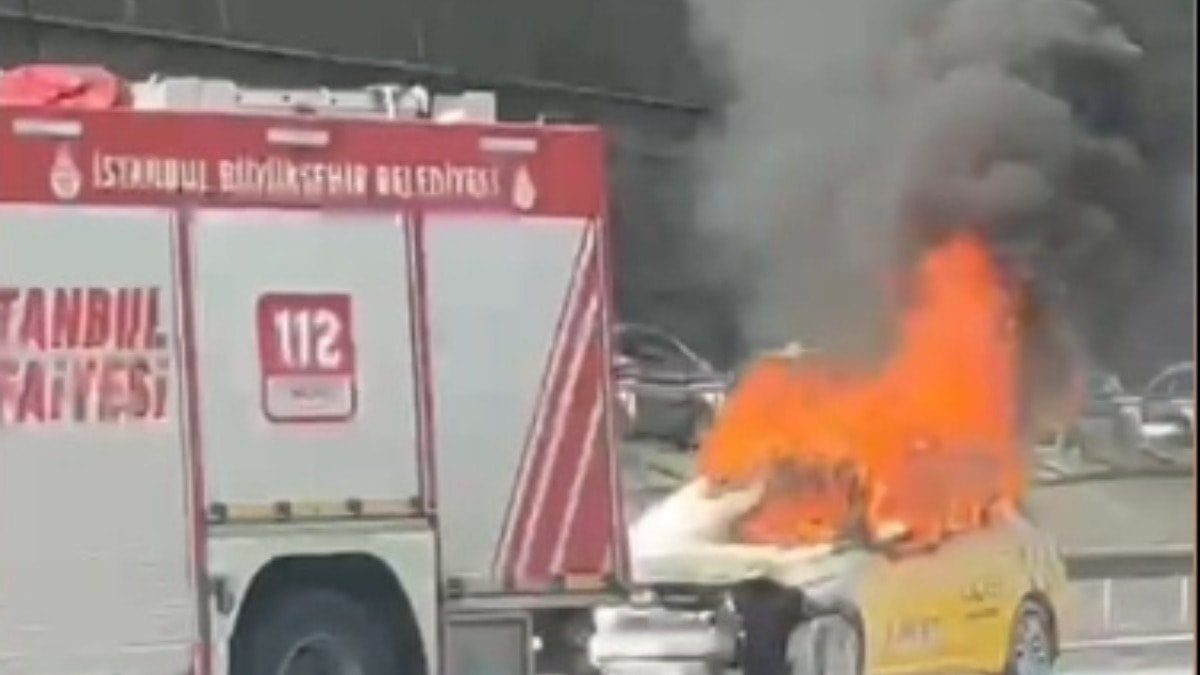 TEM’de korku dolu anlar! Seyir halindeki taksi bir anda alev aldı