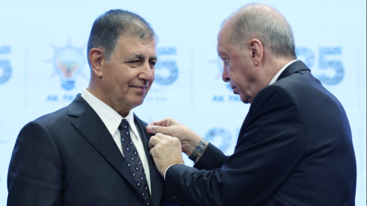 AKP rozetini takan Cemil Tugay'dan peş peşe iki hamle