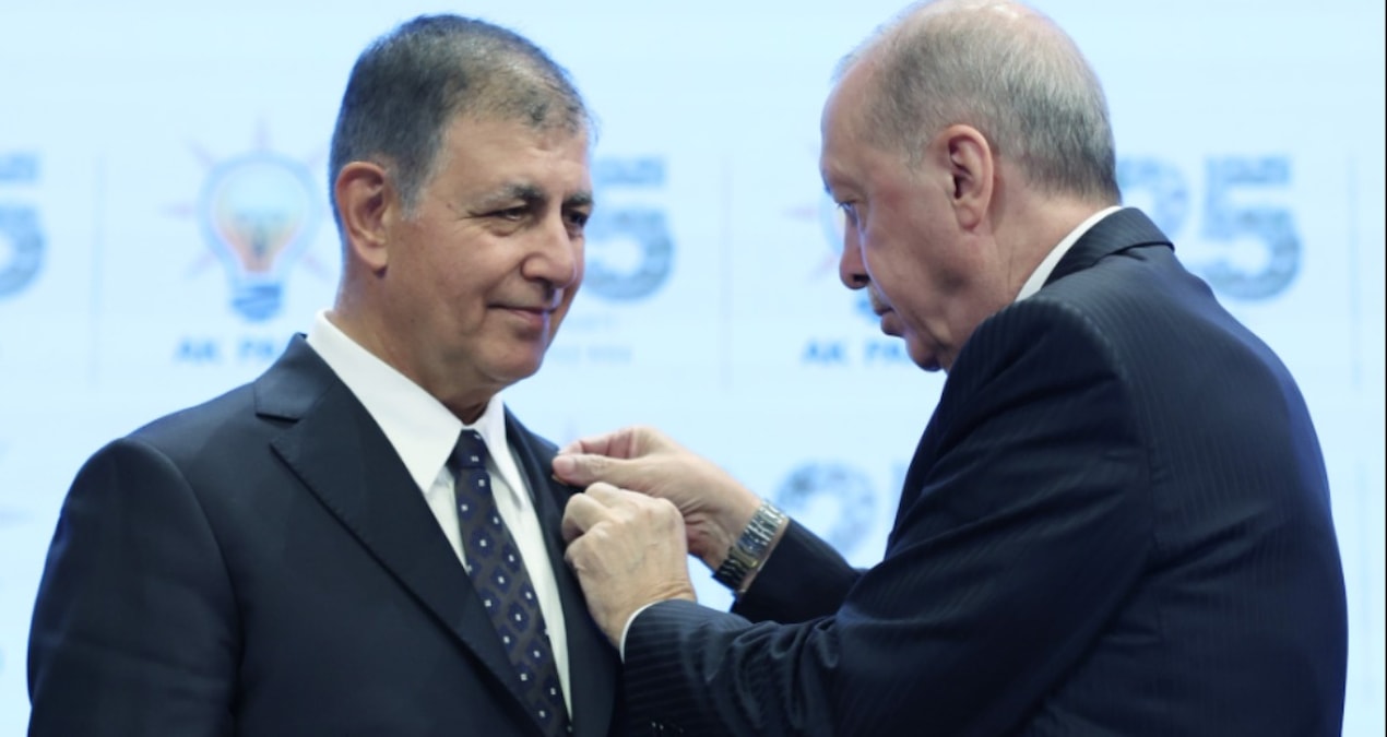 AK Parti'ye geçen Cemil Tugay'ın ilk işi Özgür Özel'e şut oldu
