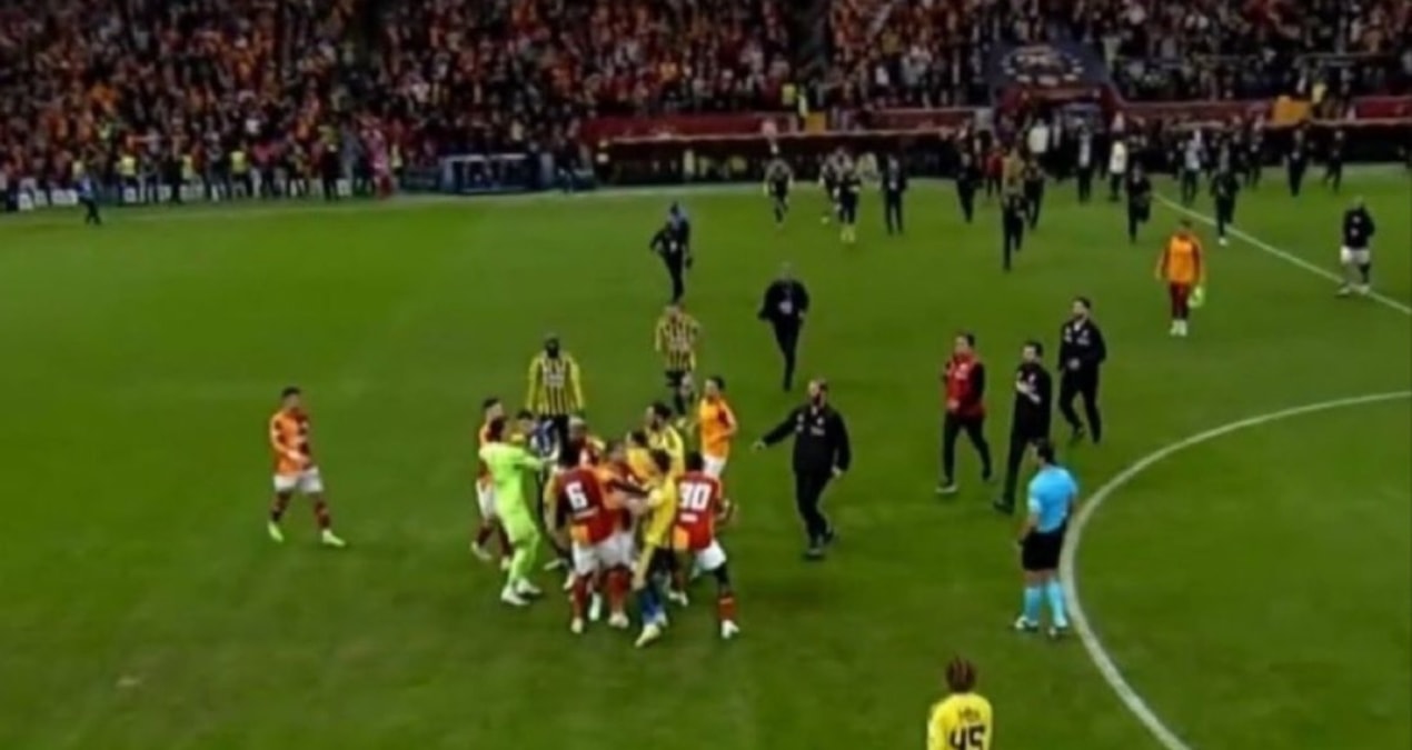 Galatasaray-Fenerbahçe derbisi biter bitmez ortalık karıştı! Futbolcular birbirine girdi