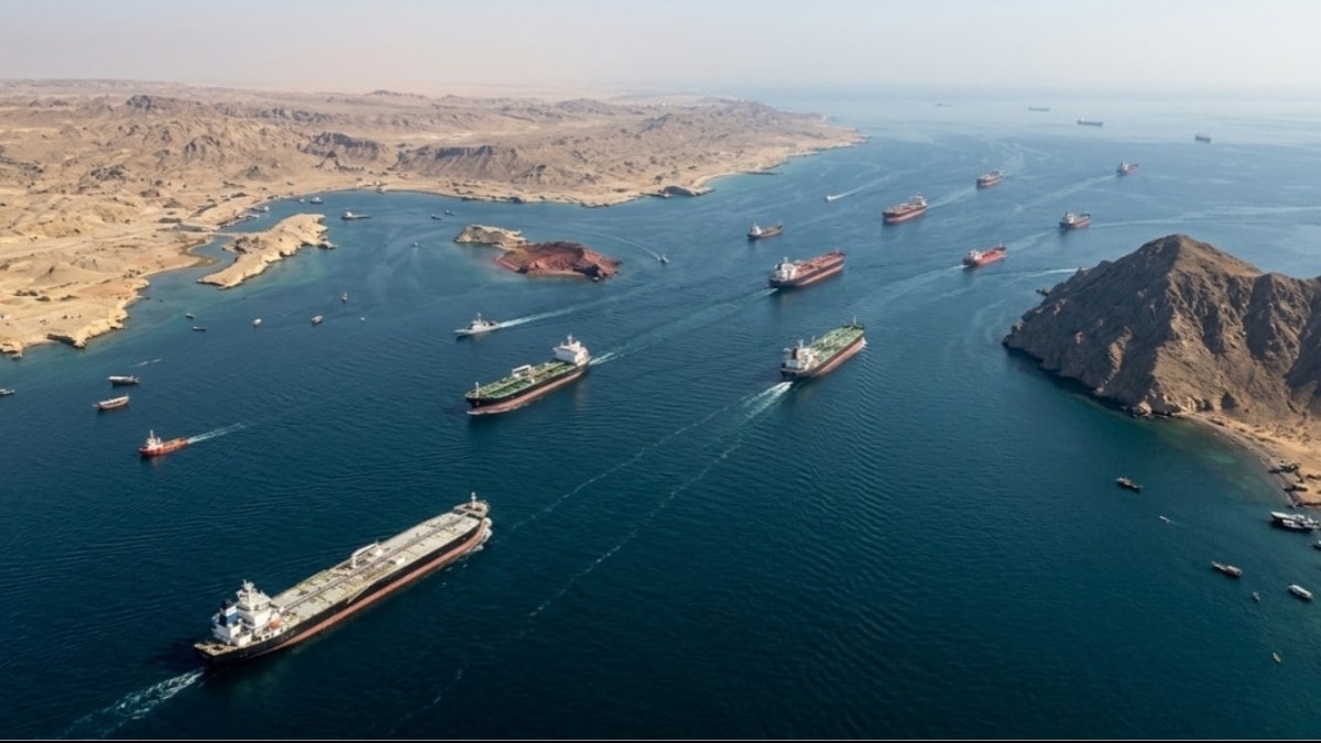 İran duyurdu: Hürmüz'de bir süper tanker daha mayına çarptı