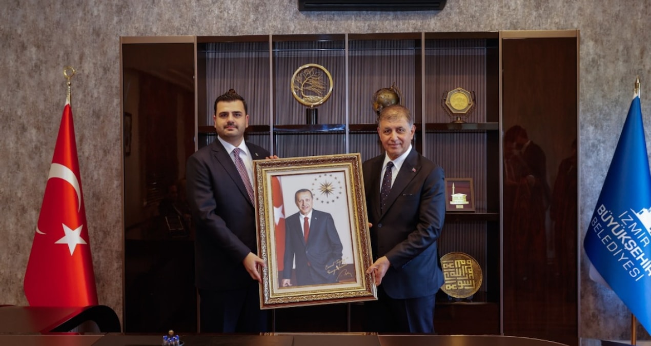Cemil Tugay kendisine hakaret eden AKP’linin elinden hediye aldı