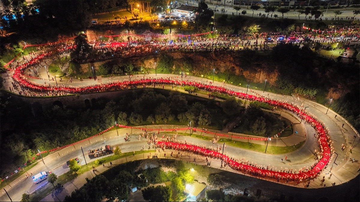 Antalya’da binlerce kişi Cumhuriyet için meşalelerle yürüdü
