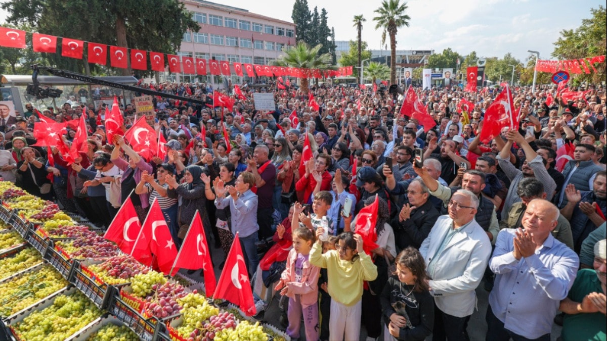 Milleti soyanlara karşı savaştayız!