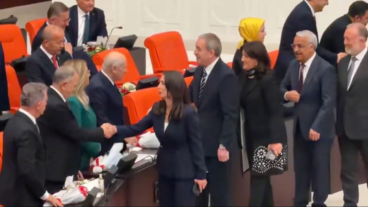 DEM Partili vekiller Devlet Bahçeli ile tokalaşmak için sıraya girdi