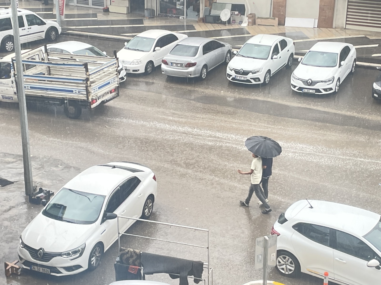 Şanlıurfa’da sağanağın etkisi: Su taşkınları