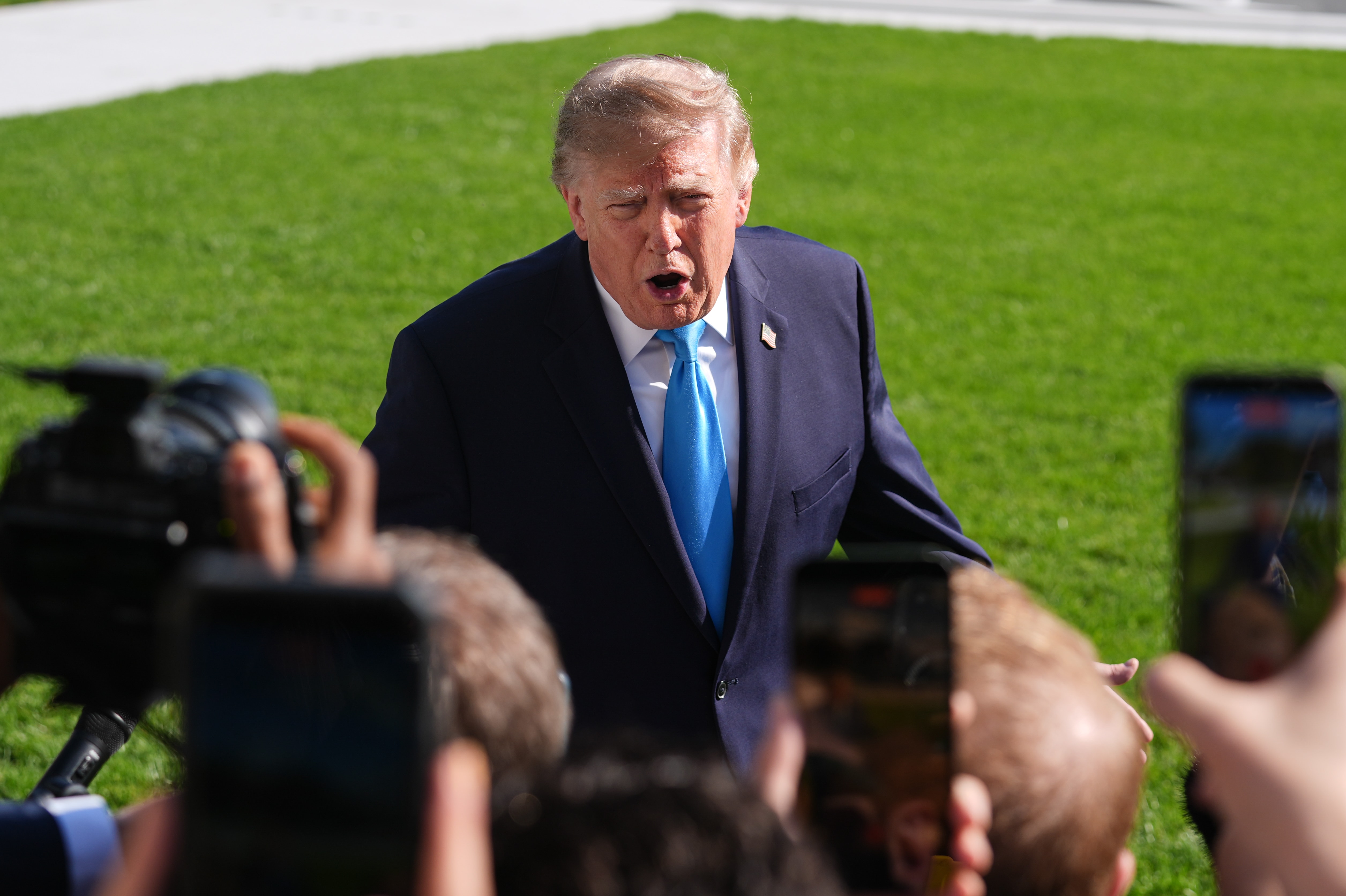 Trump’tan İran tehdidi iddiası: İngiltere’deki ABD bombardıman uçakları çekildi