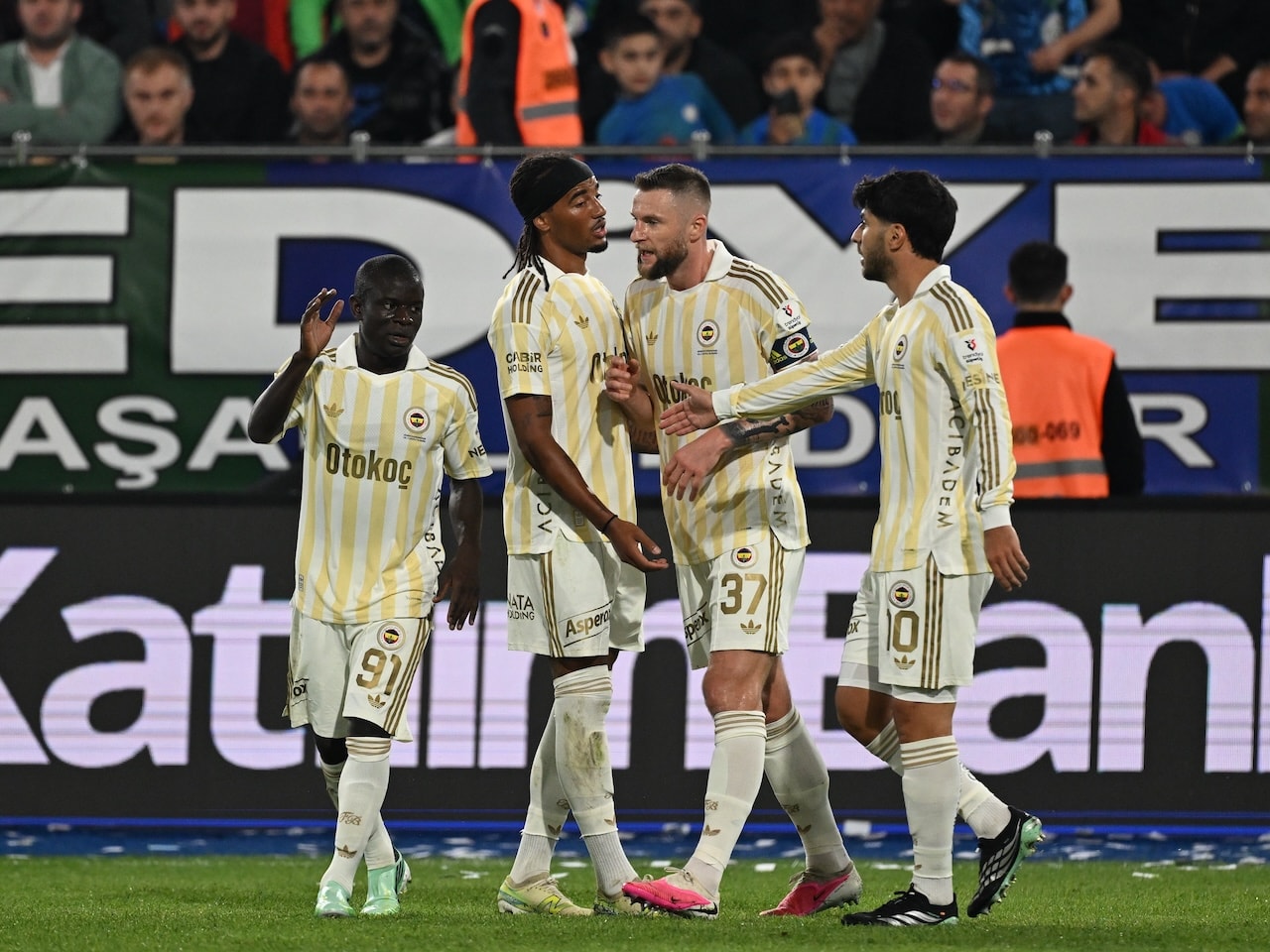 Fenerbahçe 3 puanı 3 golle aldı