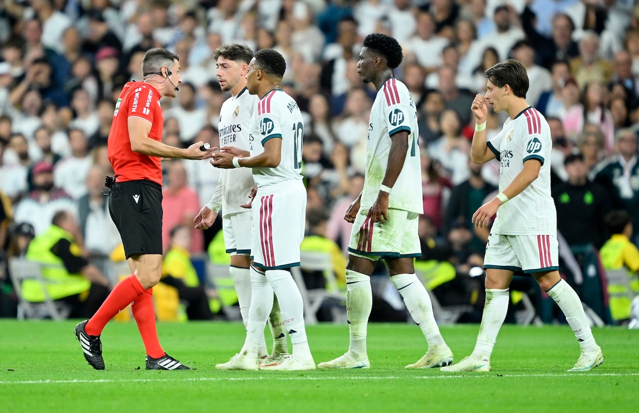 Vinicius rakibinin saçını çekti ortalık karıştı! Real Madridli futbolcular hakemin üzerine yürüdü