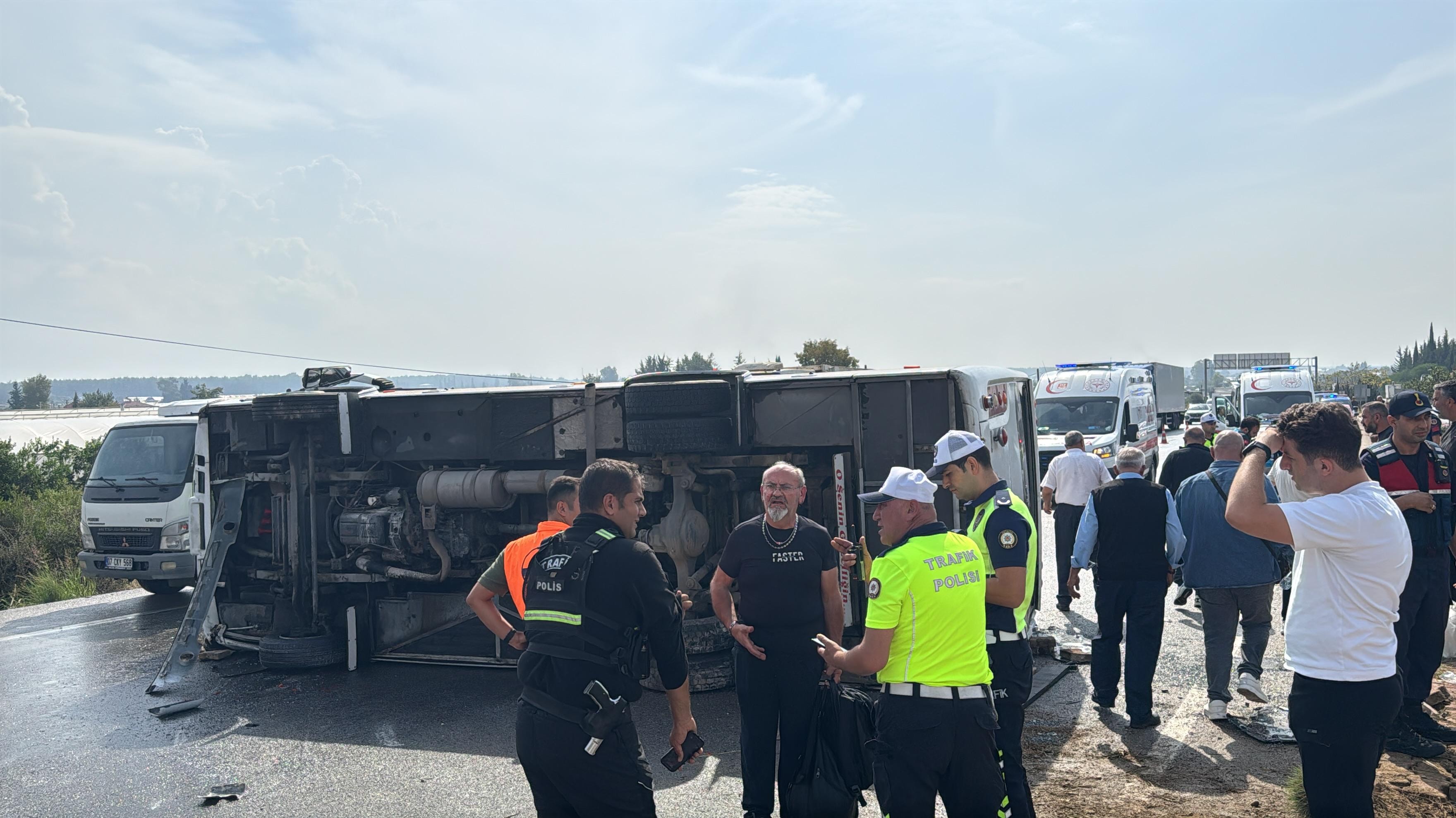 Antalya-Isparta karayolunda otobüs devrildi: Yaralılar var