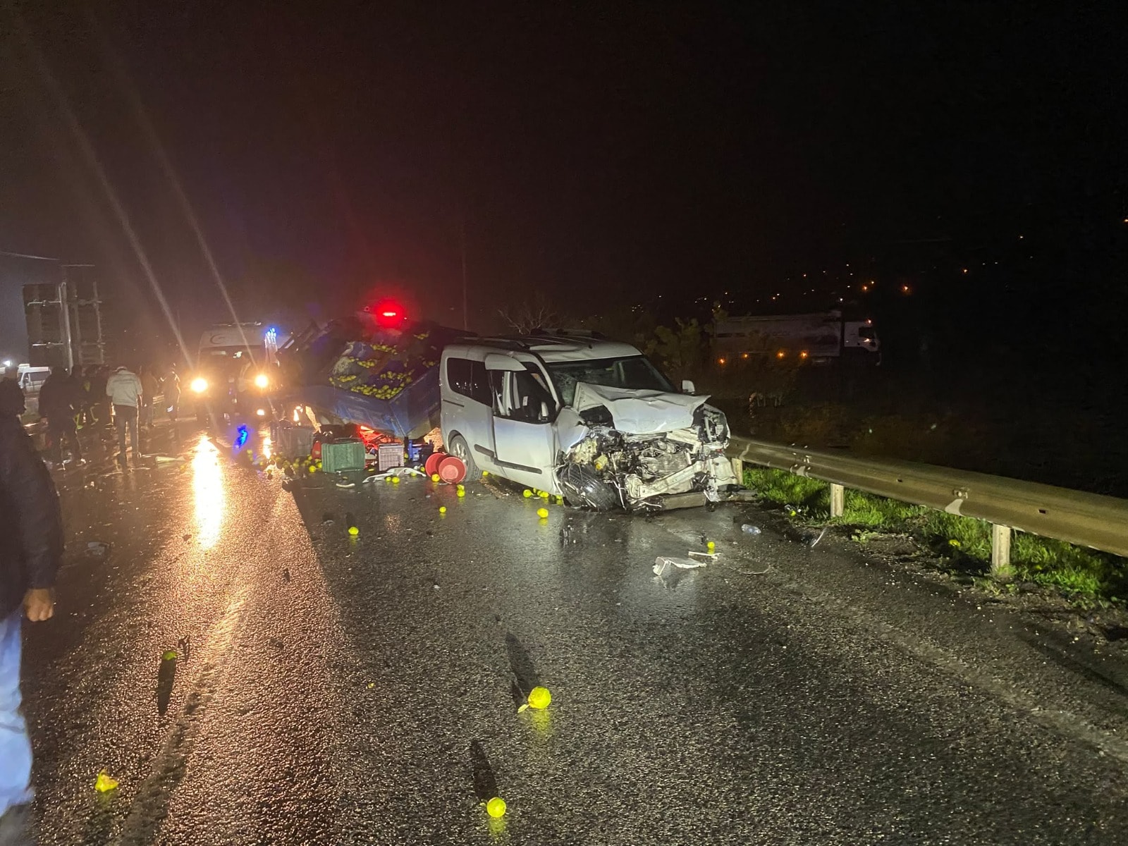 Sakarya'da zincirleme trafik kazasında 2 kişi hayatını kaybetti, 2 kişi yaralandı
