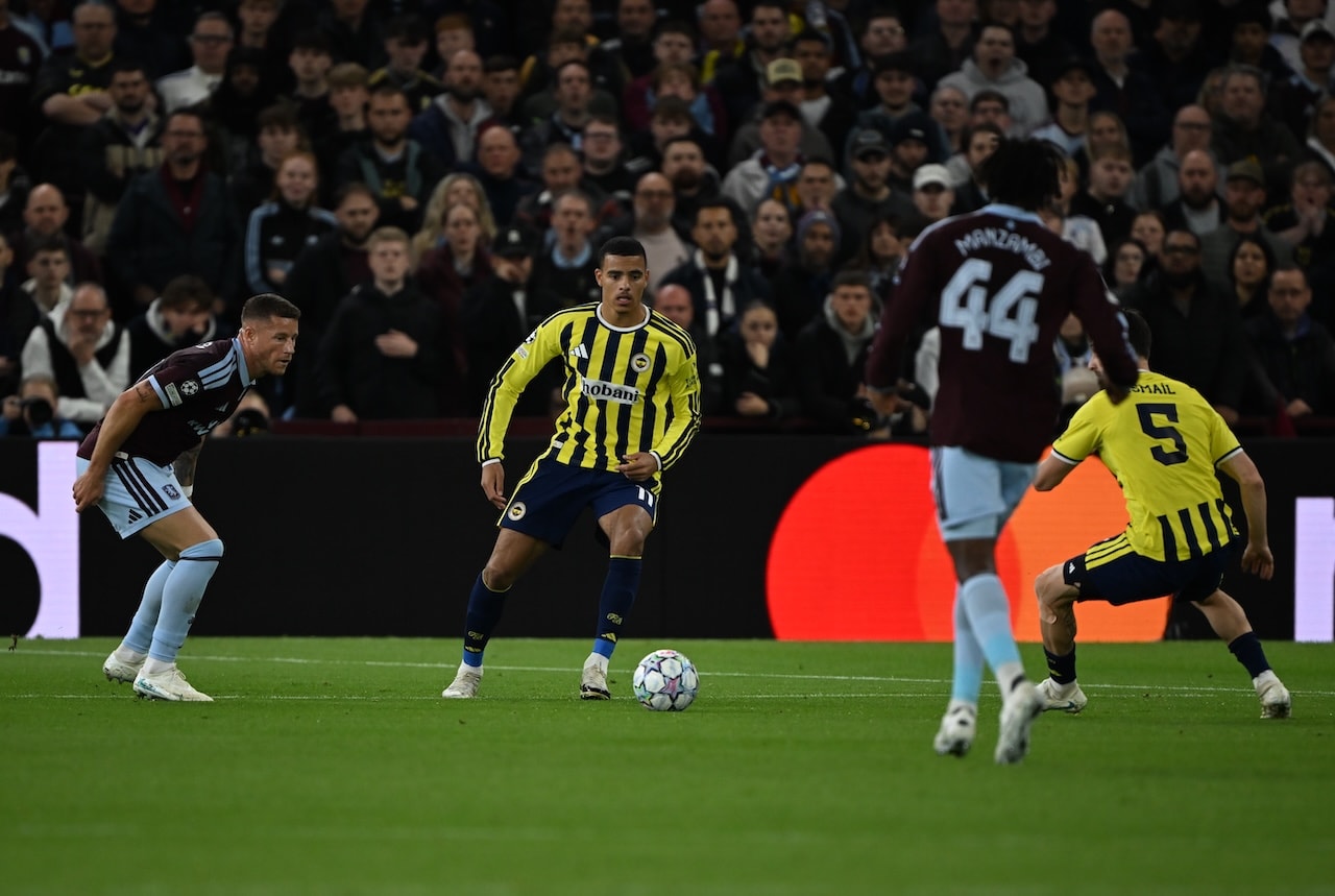 Fenerbahçe'nin yıldızına İngiltere'de protesto! Top her geldiğinden yuhalandı
