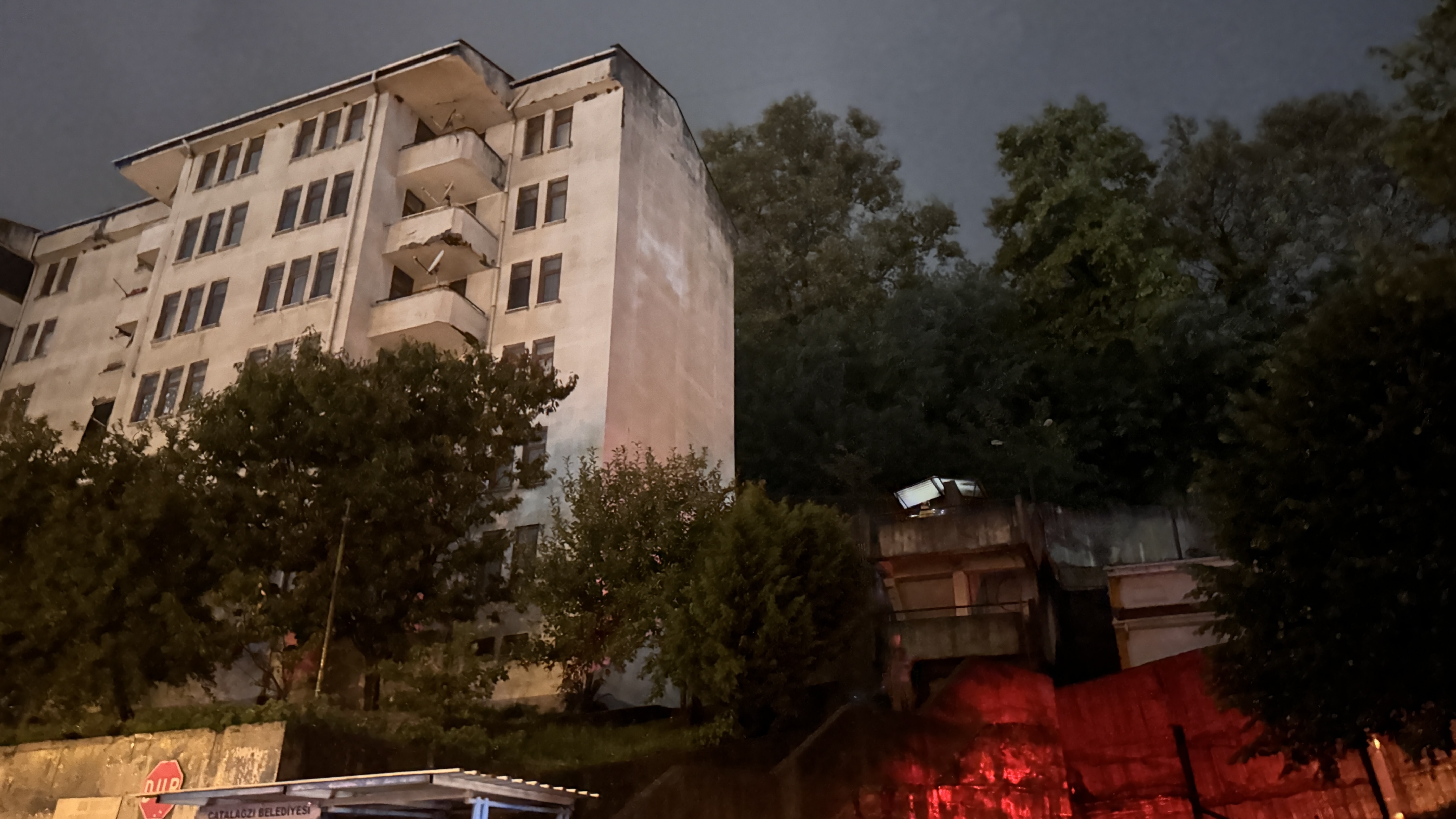 Zonguldak'ta heyelan paniği: Bina boşaltıldı, 2 araç hasar gördü