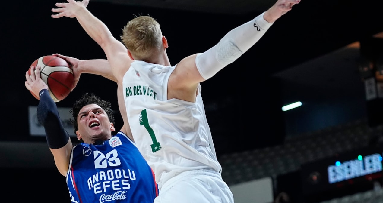 Anadolu Efes deplasmanda yıkıldı